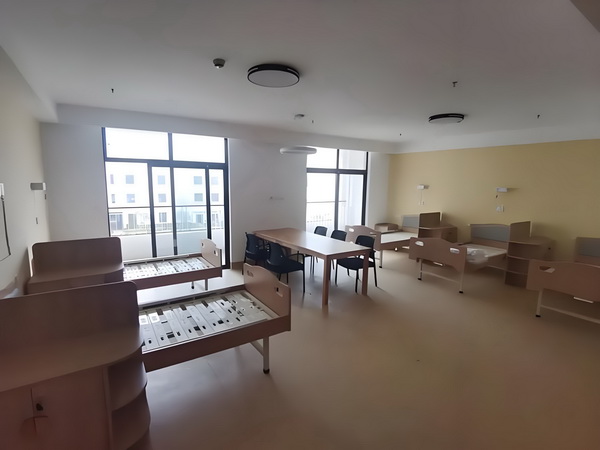 千金小姐为抢走女主的男友，半夜故意点女主家的20份鸡肉外卖